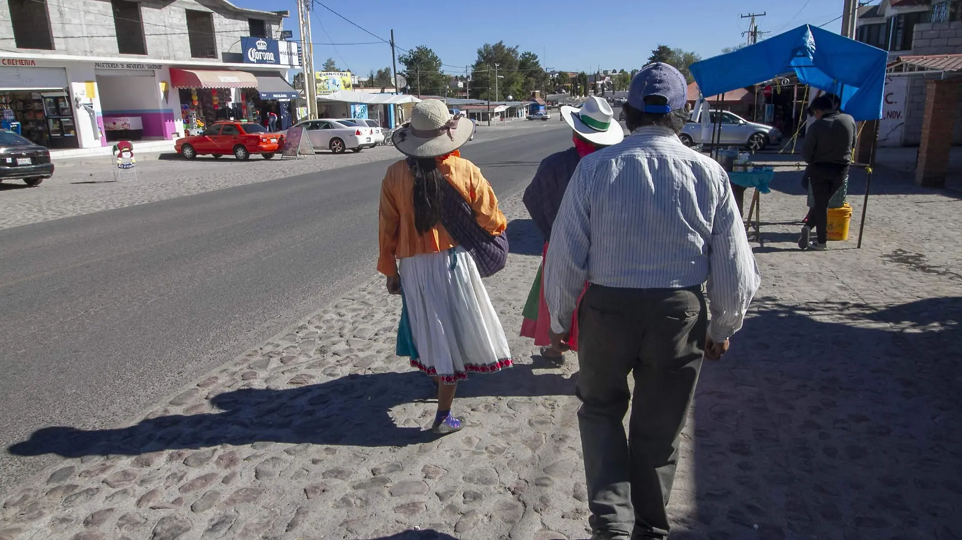 Personas de los barrios de San Ildefonso deben caminar largar horas por no contar el suficiente transporte público.